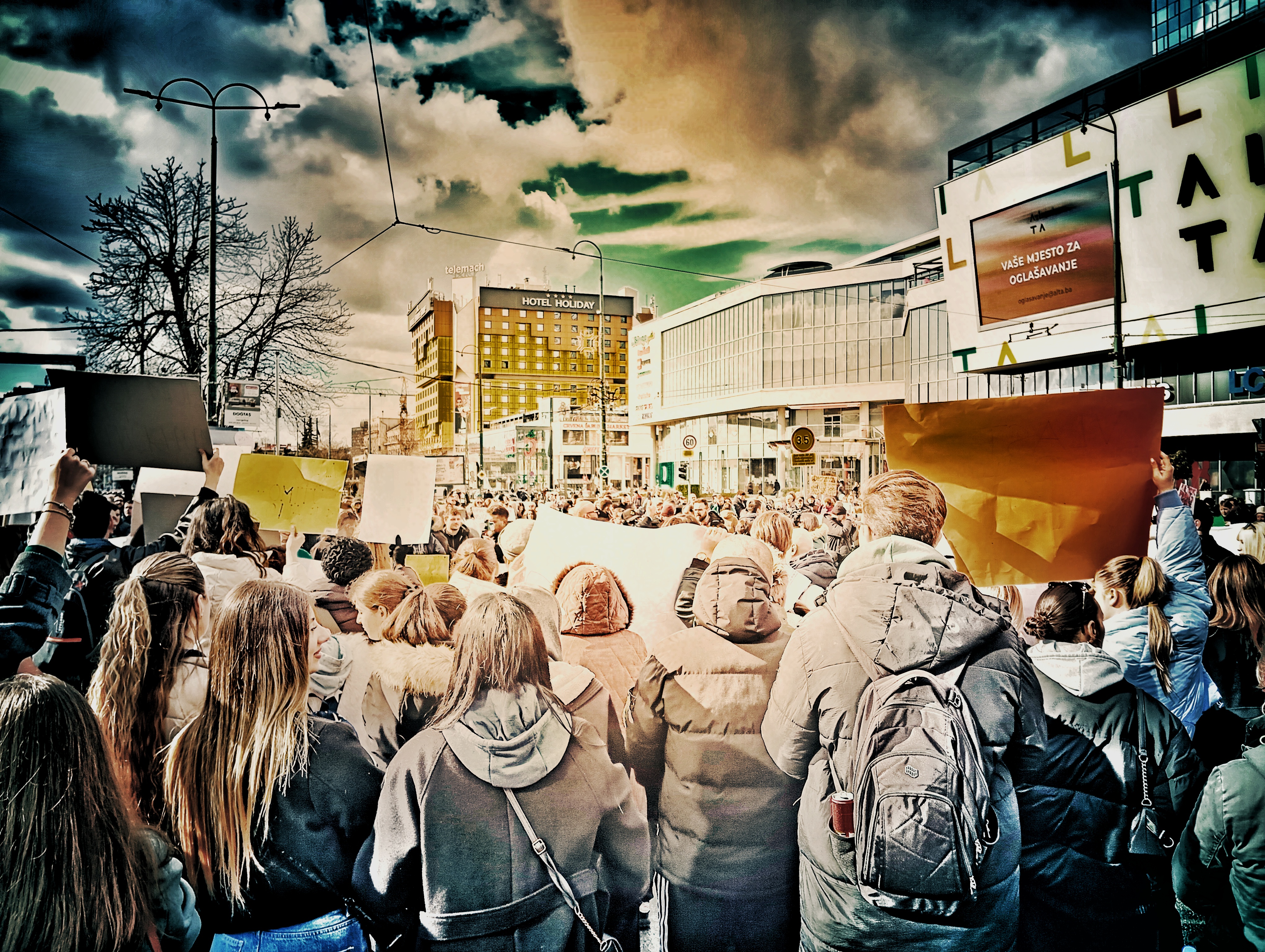 Sa mladima na protestu